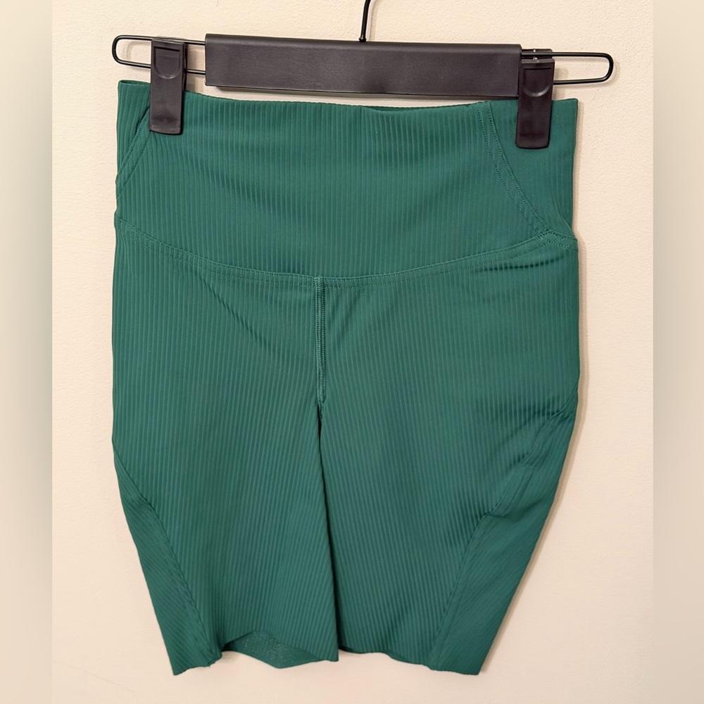 NWT Lululemon Base Pace HR 8” Ribbed Shorts In Evergreen Size 2 - Picture 1 of 3